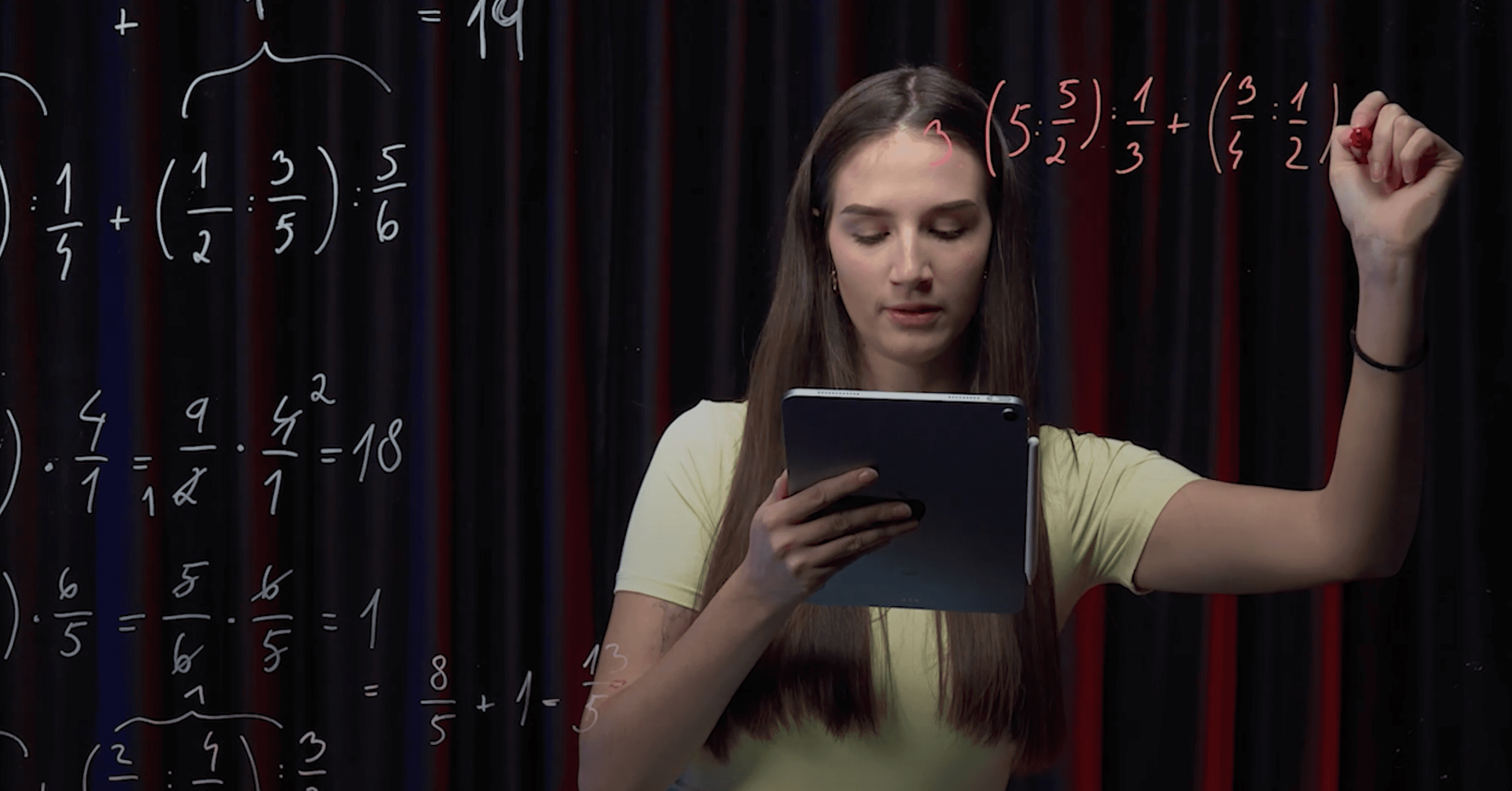 Moderátorka řeší vzorový test na interaktivní tabuli